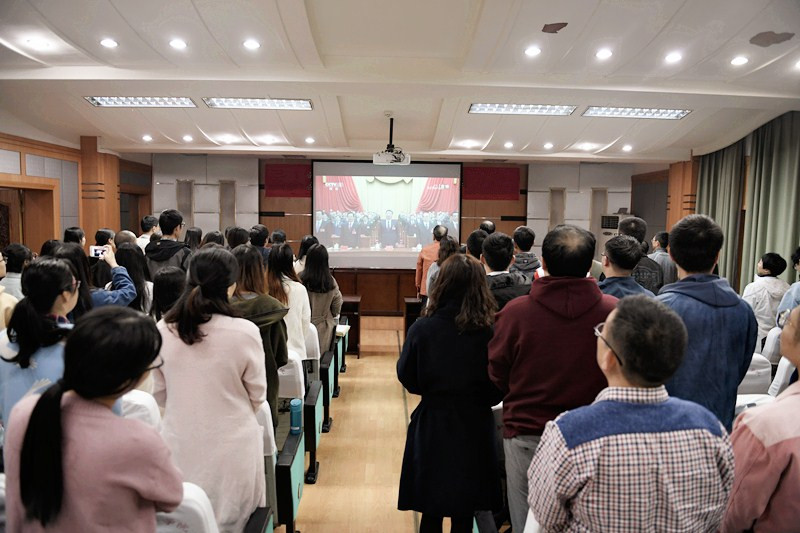 新闻公司党委组织师生集中收看党的十九大开幕会